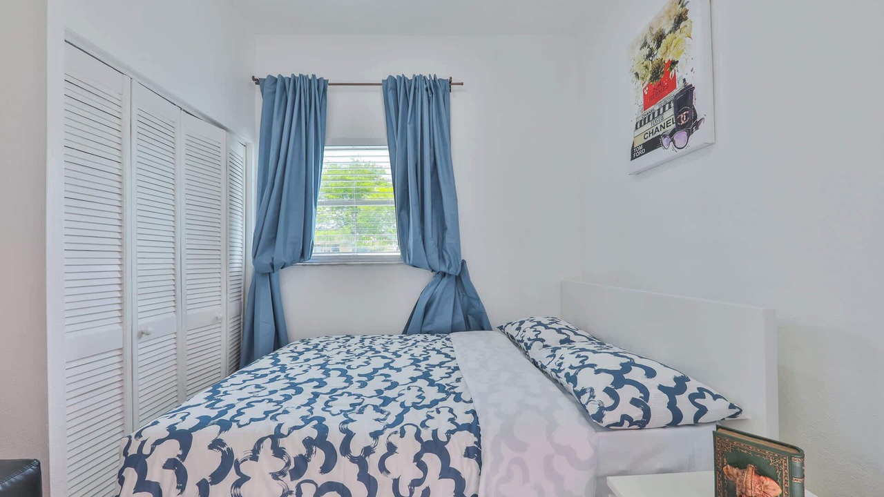 Photo of Bedroom in Downtown Hollywood