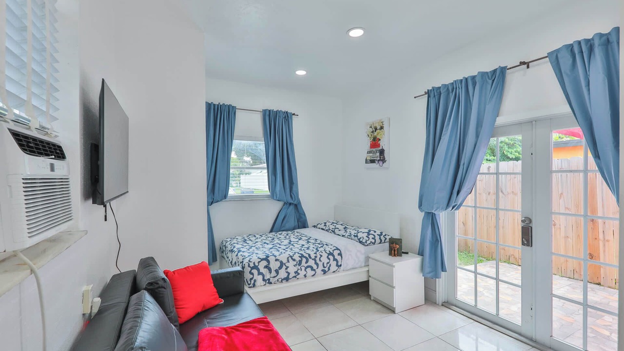 Photo of Bedroom in Downtown Hollywood