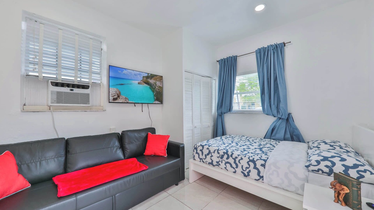 Photo of Bedroom in Downtown Hollywood