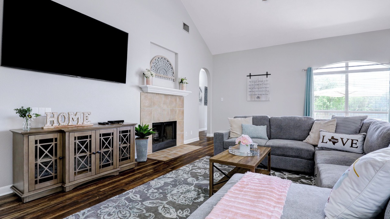 Photo of Livingroom in Helotes