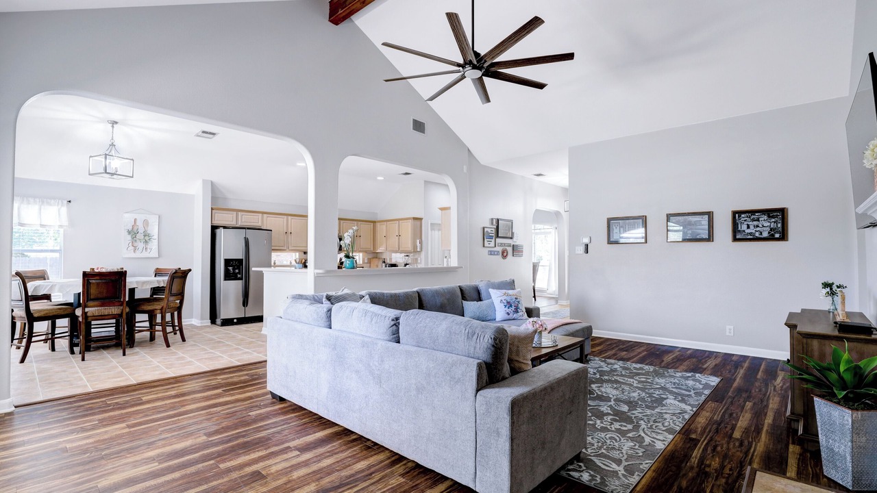 Photo of Livingroom in Helotes