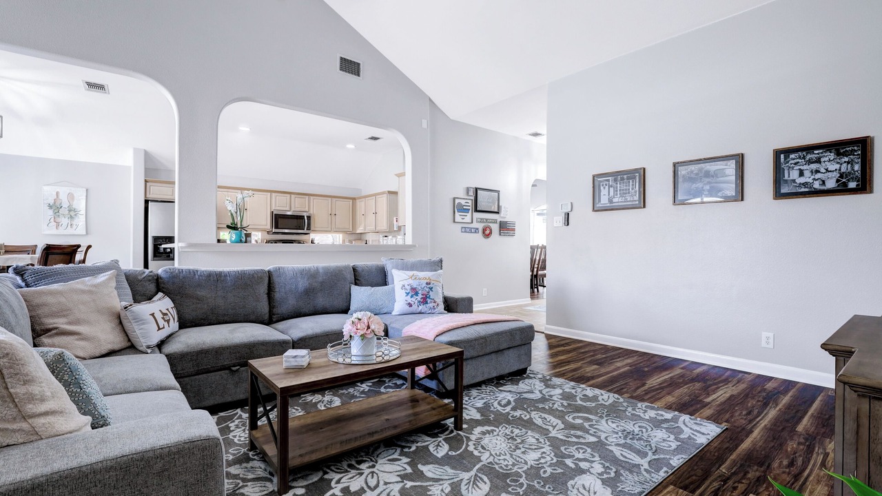 Photo of Livingroom in Helotes