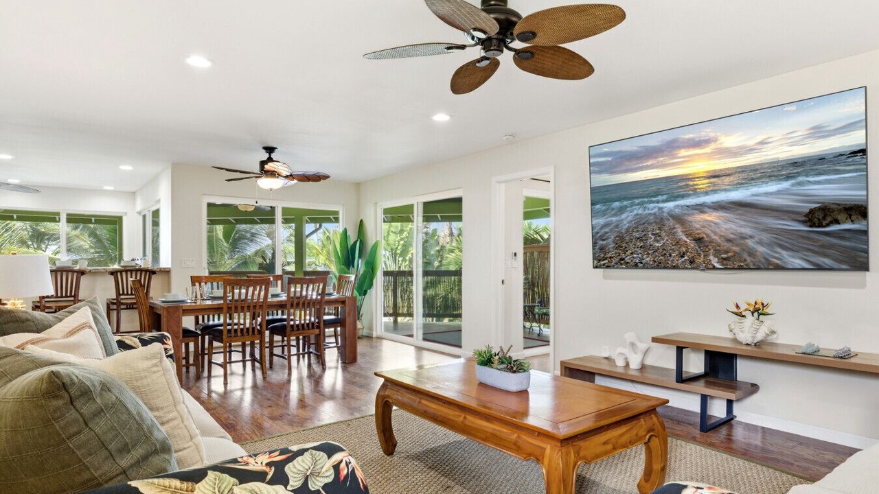 Photo of Livingroom in Kahaluu Bay