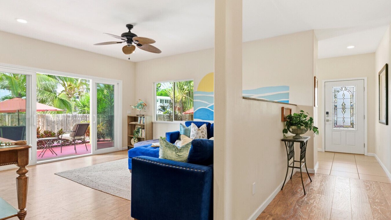 Photo of Livingroom in Kahaluu Bay