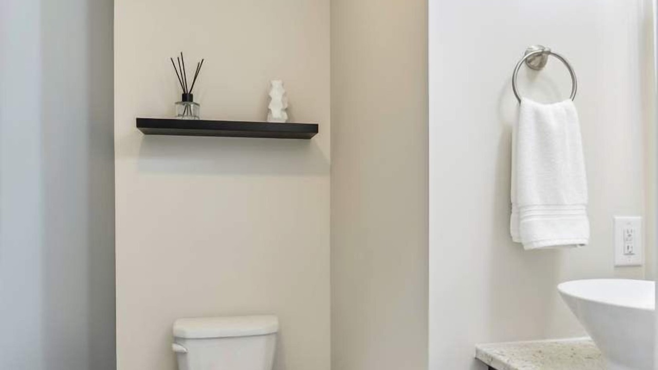 Photo of Bathroom in Lyn-Lake