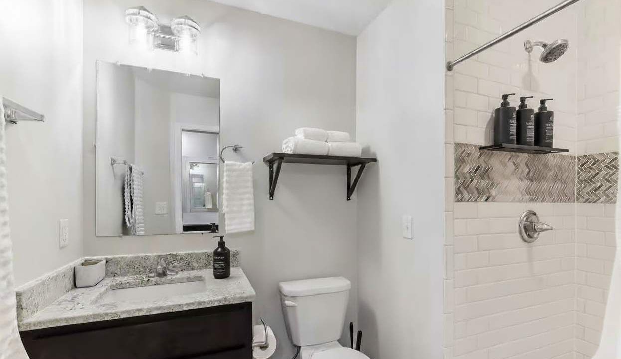 Photo of Bathroom in Lyn-Lake