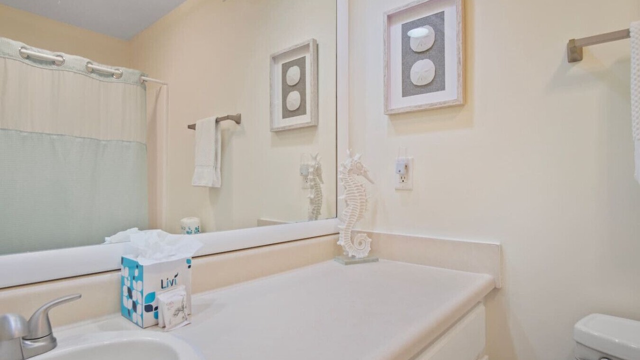 Photo of Bathroom in Night Heron