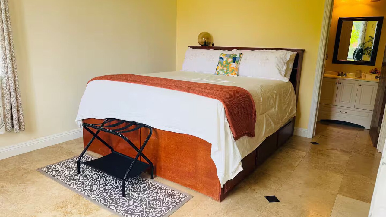 Photo of Bedroom in Pepeekeo