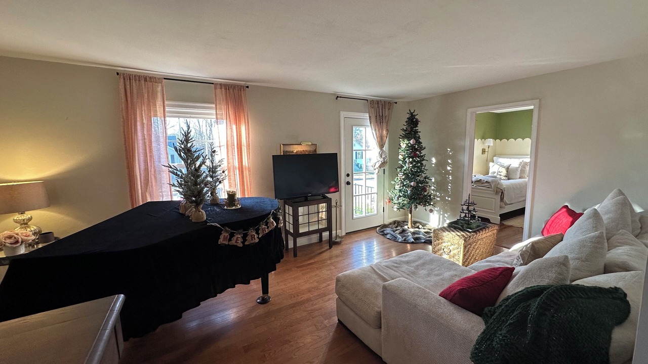 Photo of Livingroom in Airport Township