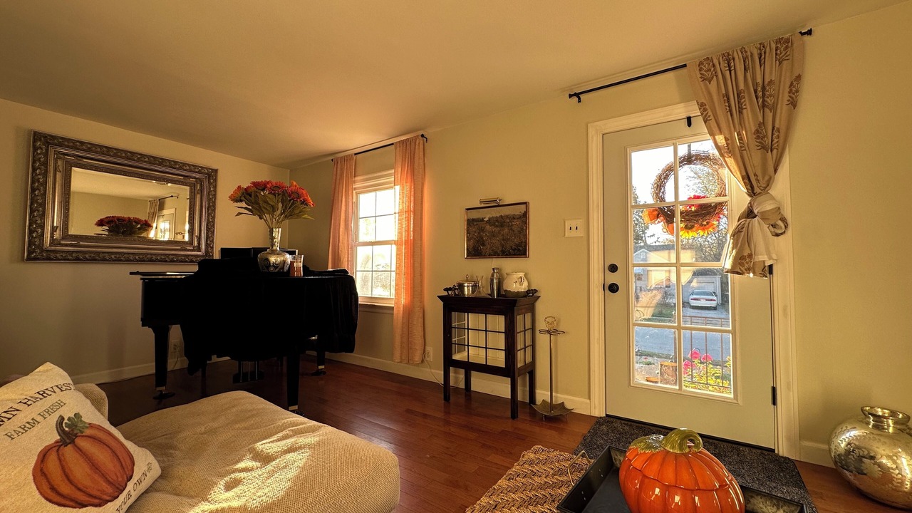 Photo of Livingroom in Airport Township