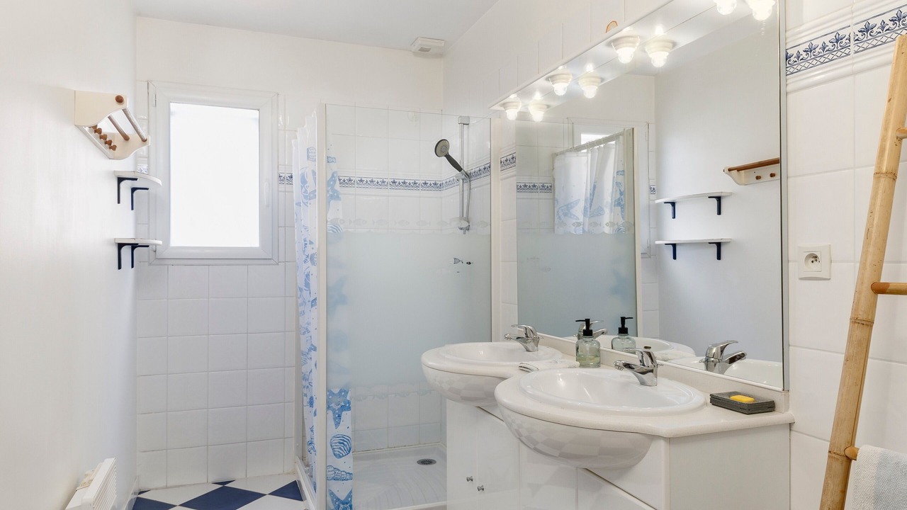 Photo of Bathroom in Libourne