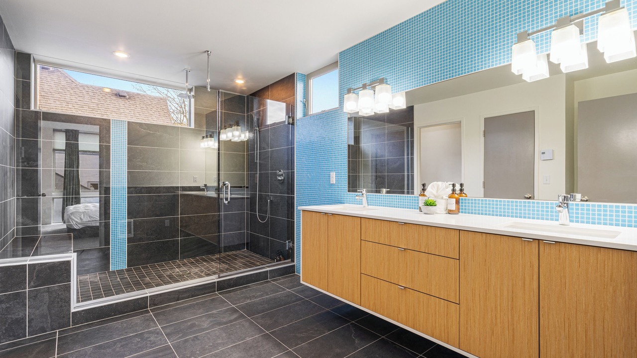 Photo of Bathroom in Central District