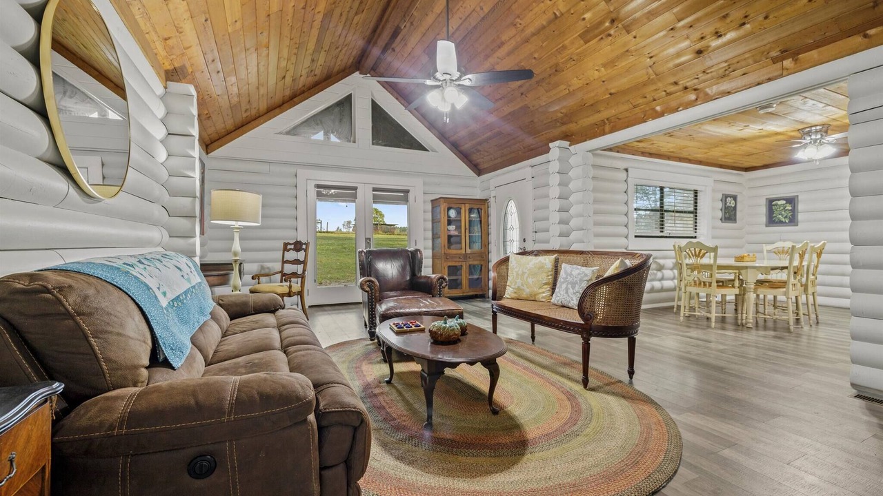 Photo of Livingroom in LaFayette