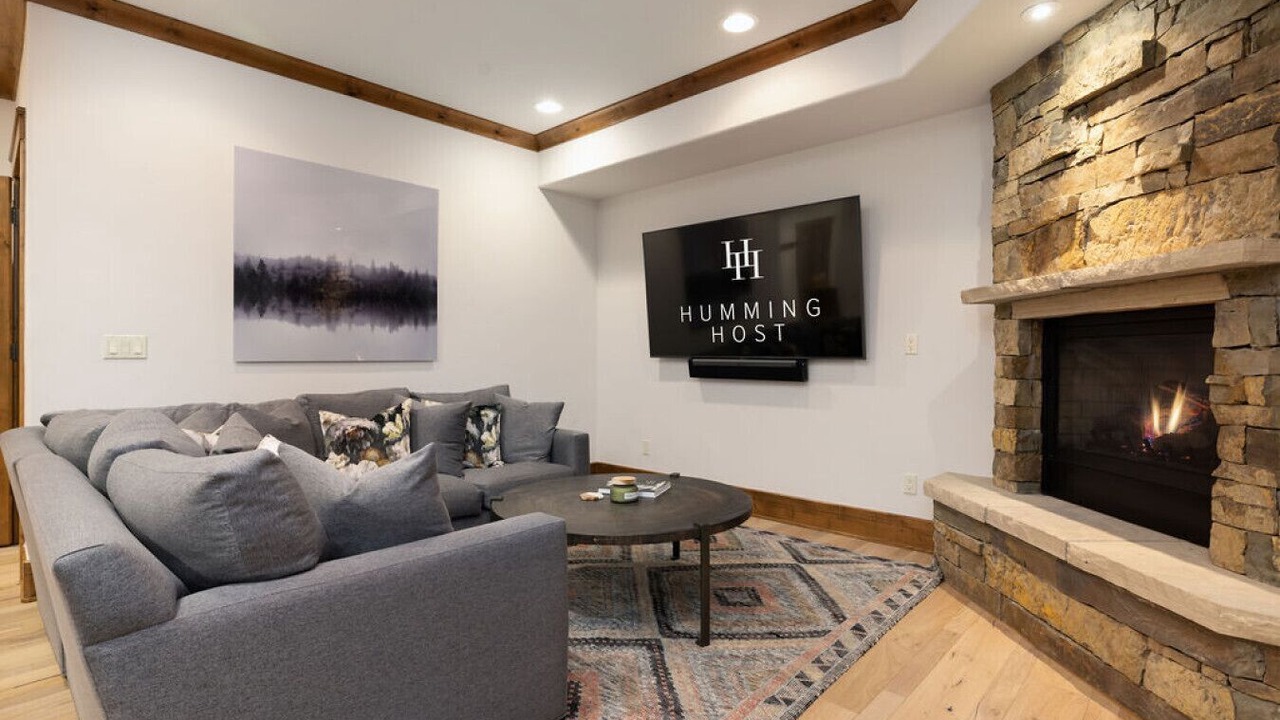 Photo of Livingroom in Edwards