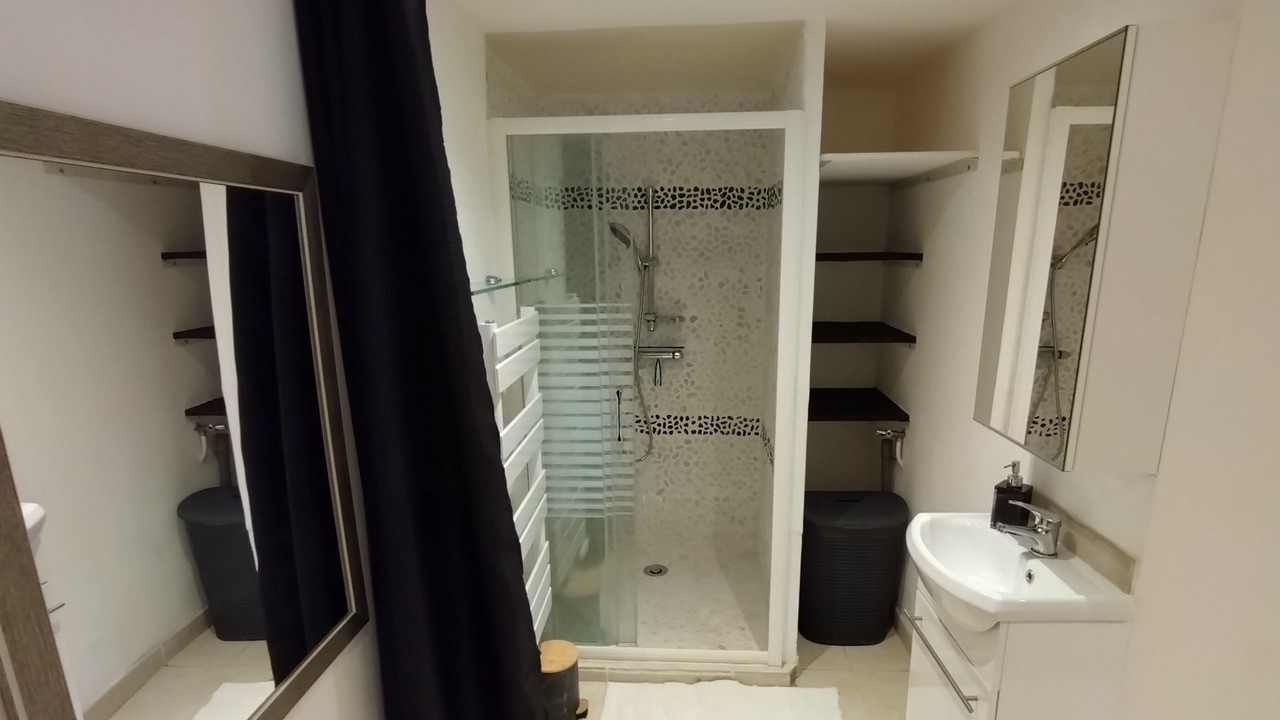 Photo of Bathroom in Roeze-sur-Sarthe