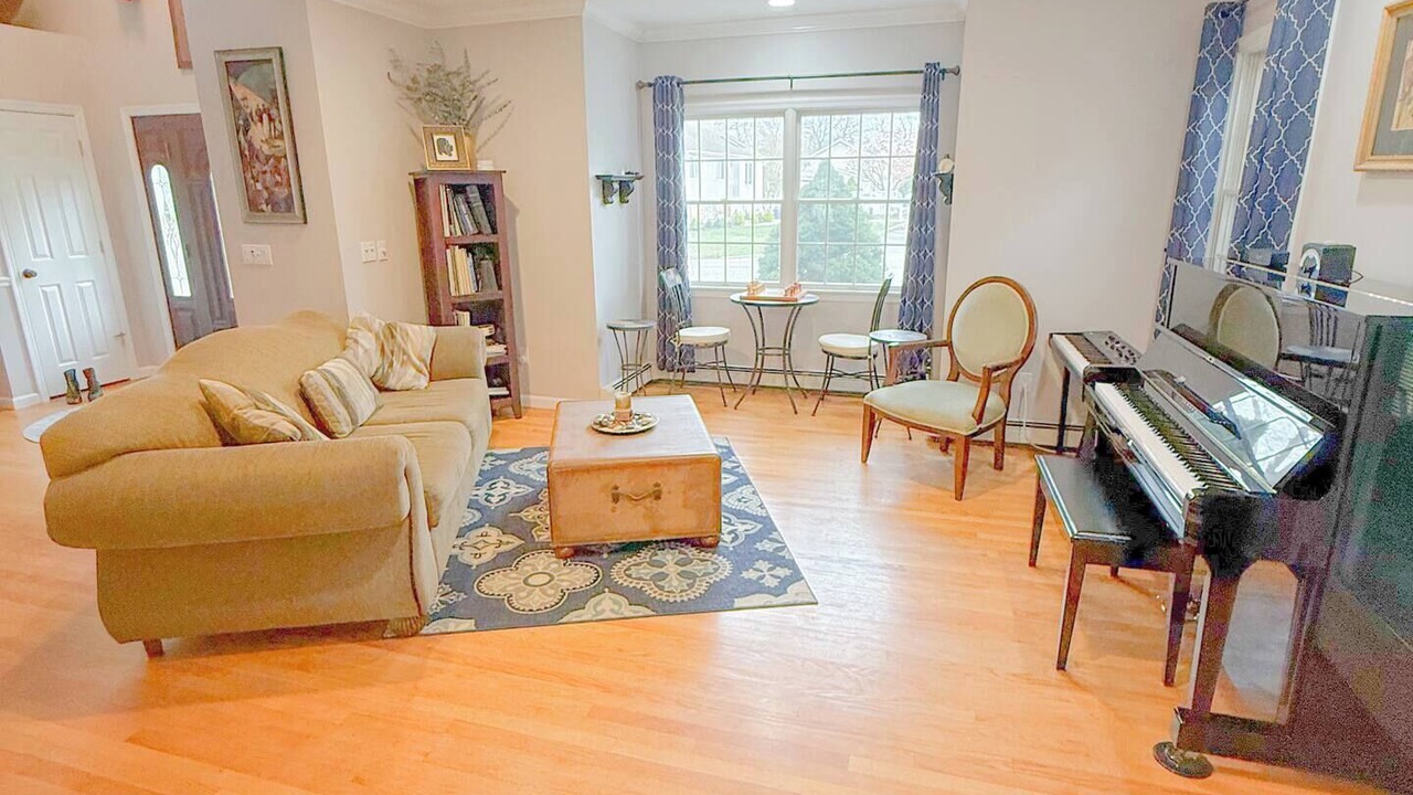 Photo of Livingroom in Lake Ronkonkoma