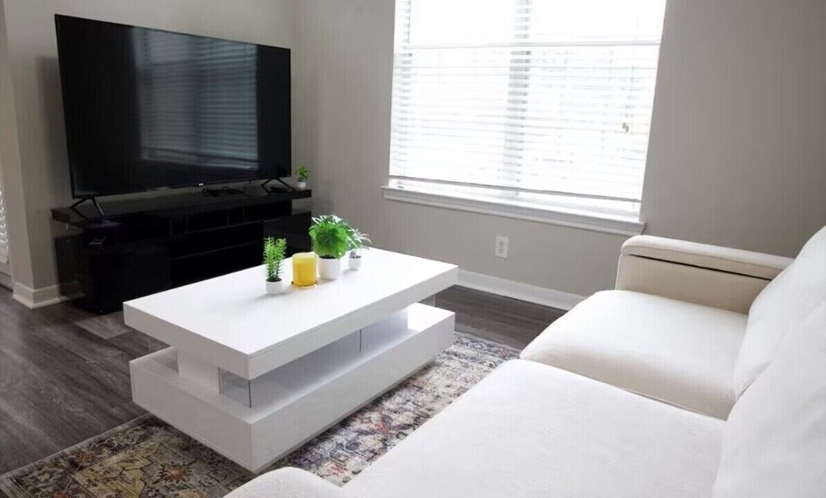 Photo of Livingroom in Alden Bridge