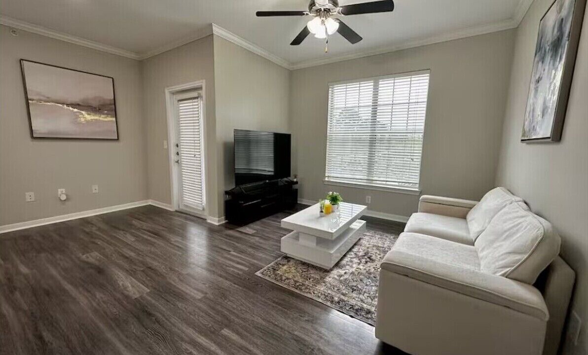 Photo of Livingroom in Alden Bridge