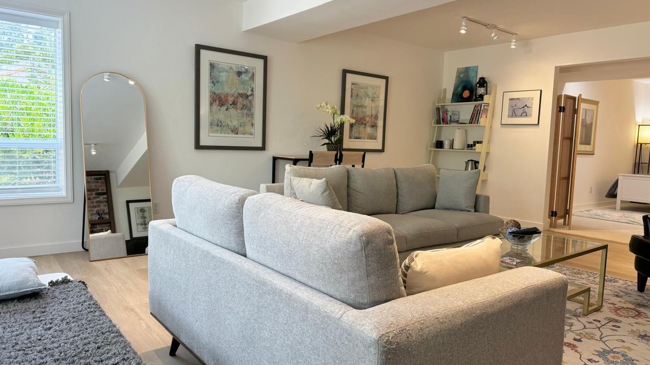 Photo of Livingroom in The Bowl of Edmonds