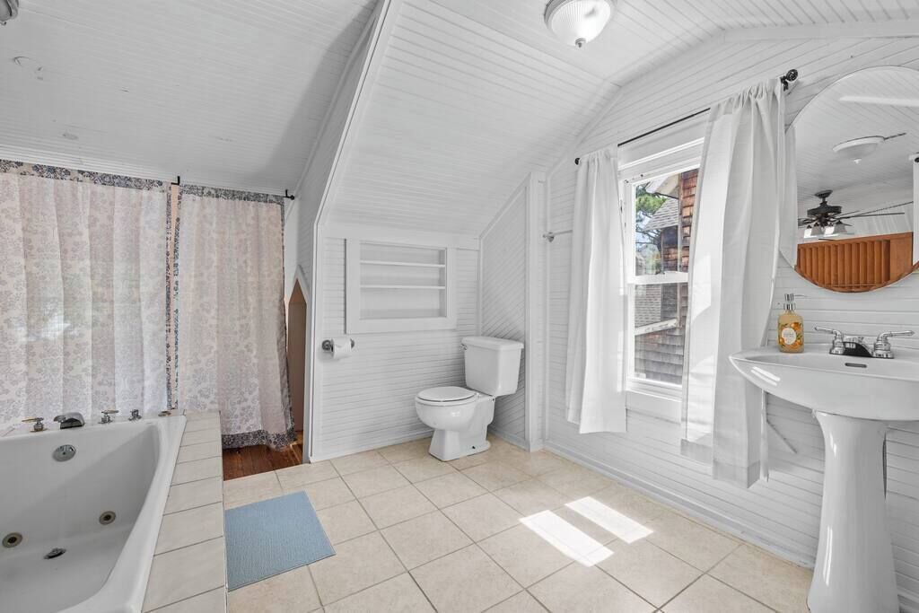 Photo of Bathroom in Willoughby Spit