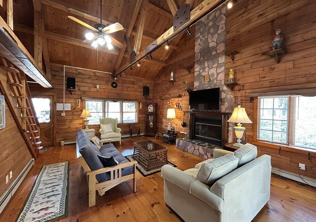 Photo of Livingroom in Town Bank