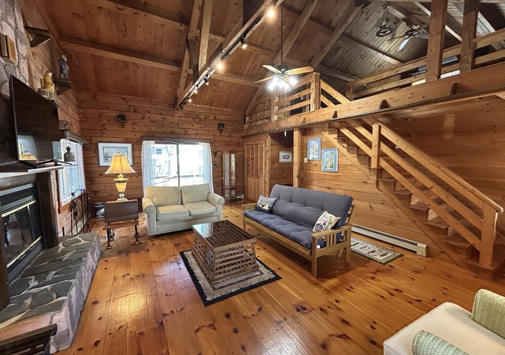 Photo of Livingroom in Town Bank