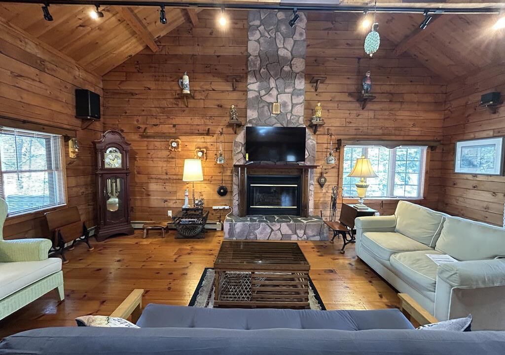 Photo of Livingroom in Town Bank