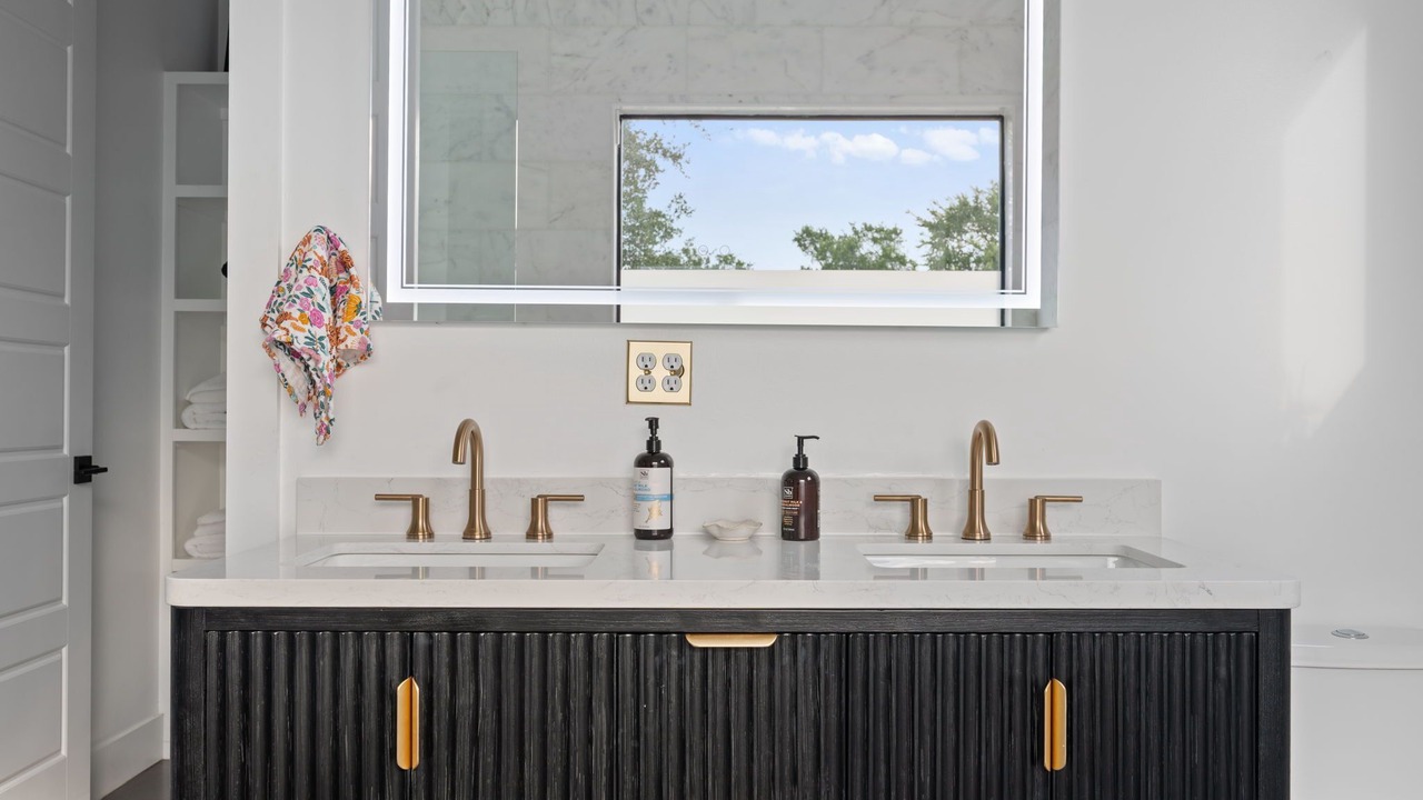 Photo of Bathroom in Montopolis