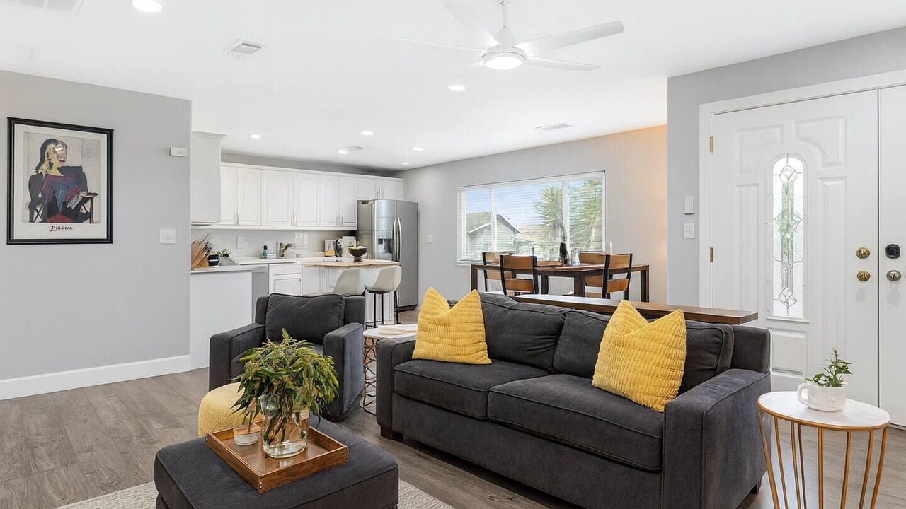 Photo of Livingroom in Grant Hill