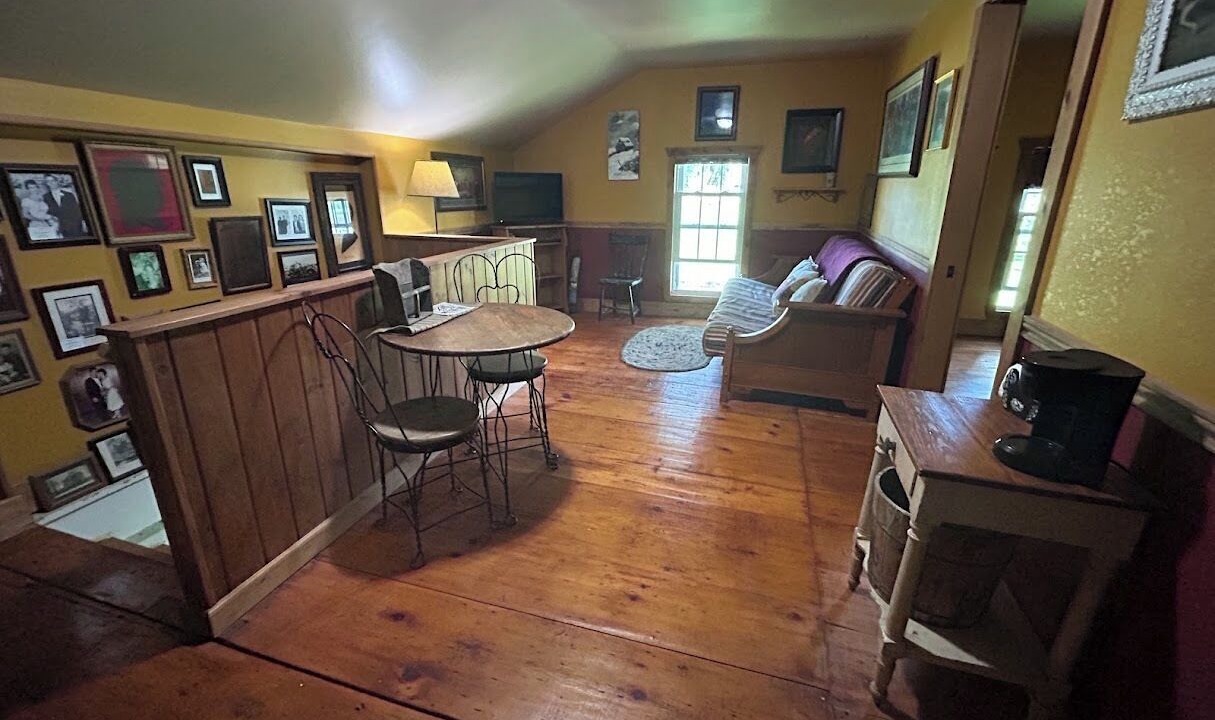 Photo of Livingroom in Farmersville Station