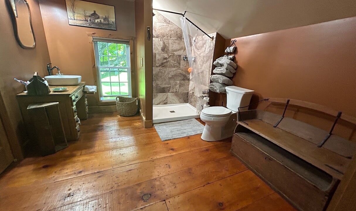 Photo of Bathroom in Farmersville Station