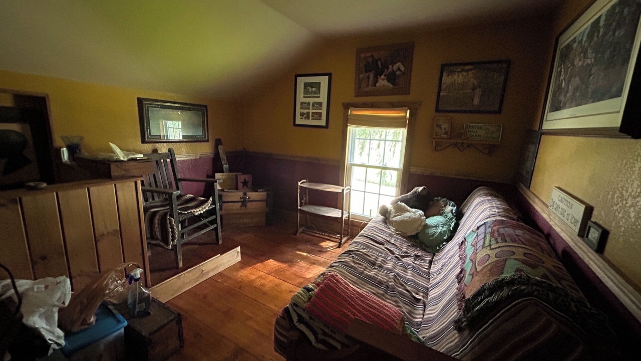 Photo of Livingroom in Farmersville Station