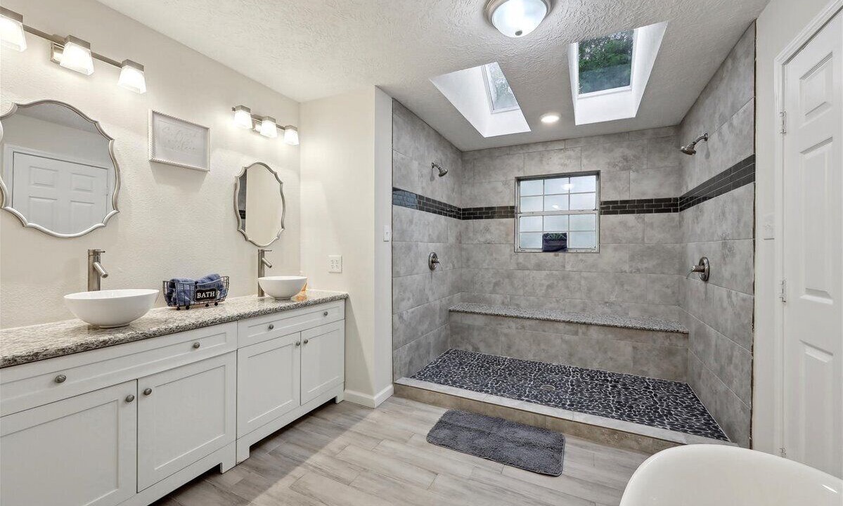 Photo of Bathroom in Lakeview  Jefferson County