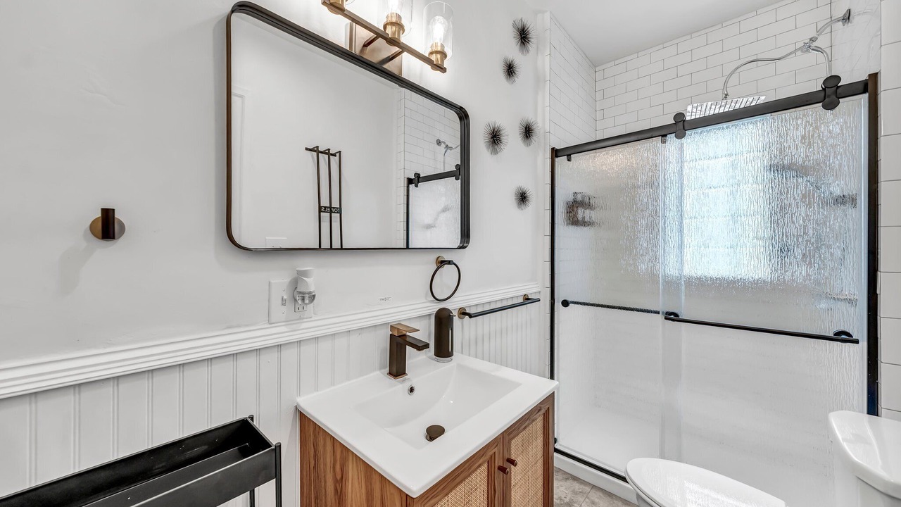 Photo of Bathroom in Downtown Niagara Falls