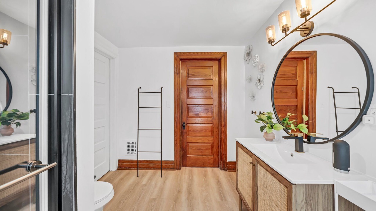 Photo of Bathroom in Downtown Niagara Falls