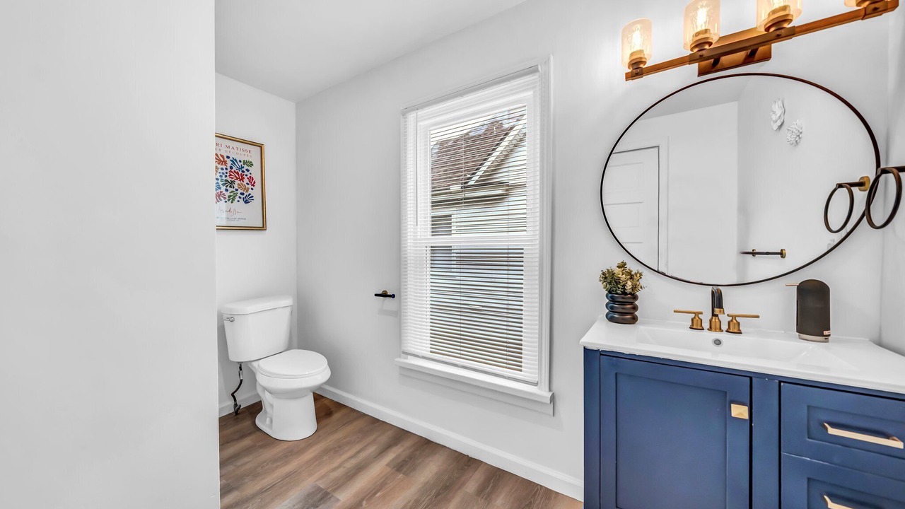 Photo of Bathroom in Downtown Niagara Falls