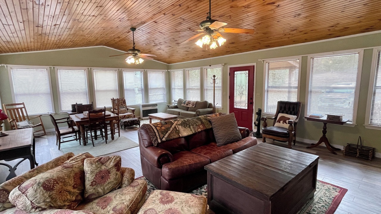 Photo of Livingroom in Robbinsville