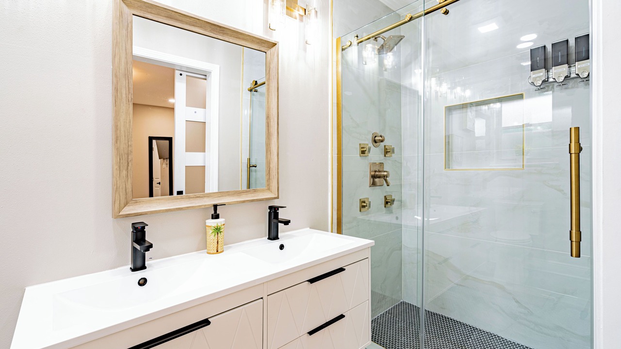 Photo of Bathroom in Kenner - Louis Armstrong International Airport