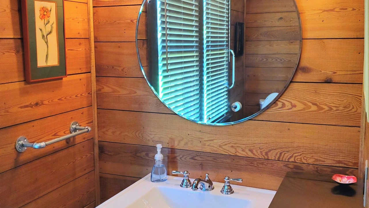 Photo of Bathroom in Shiner