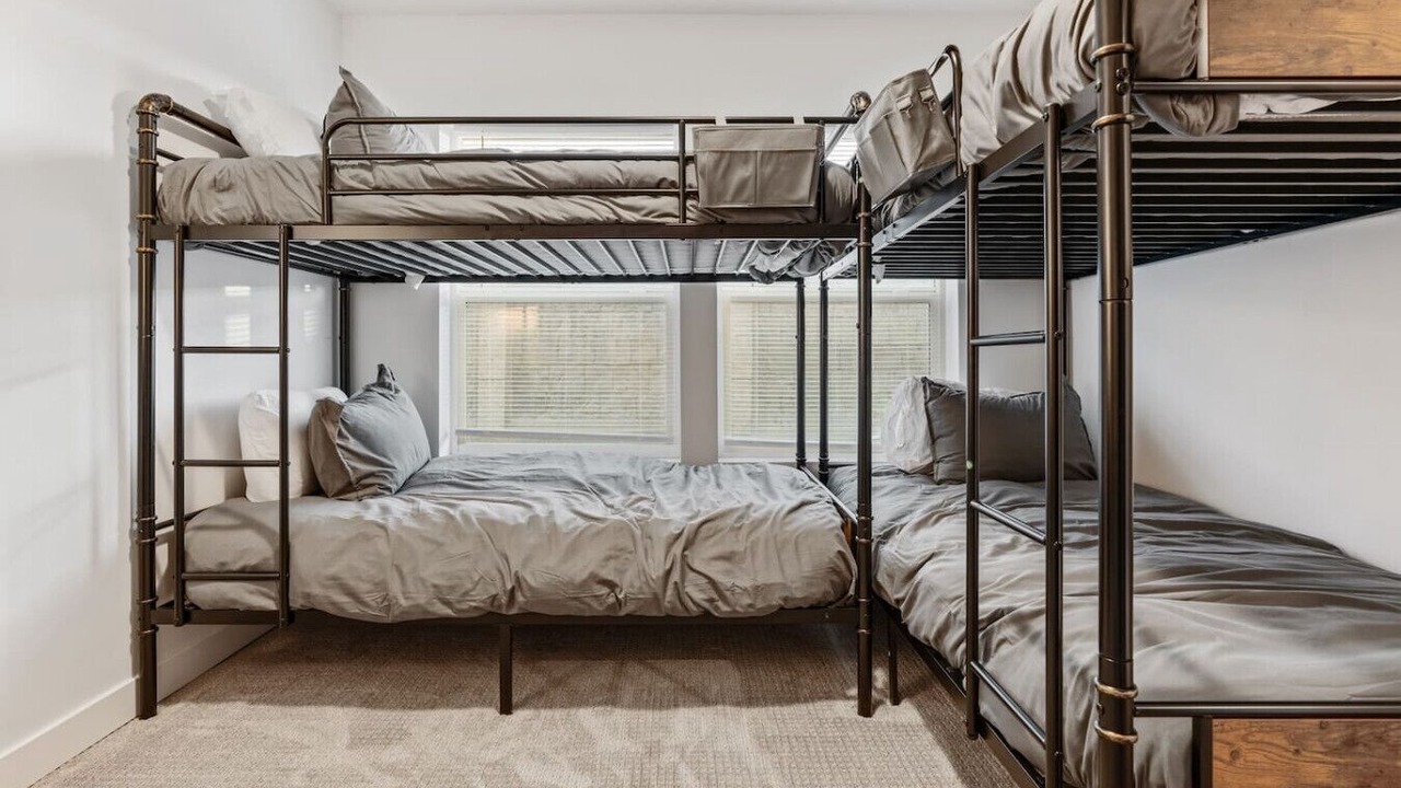 Photo of Bedroom in People's Freeway