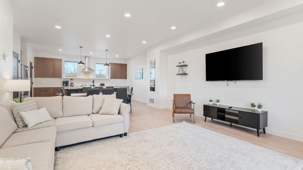 Photo of Livingroom in People's Freeway