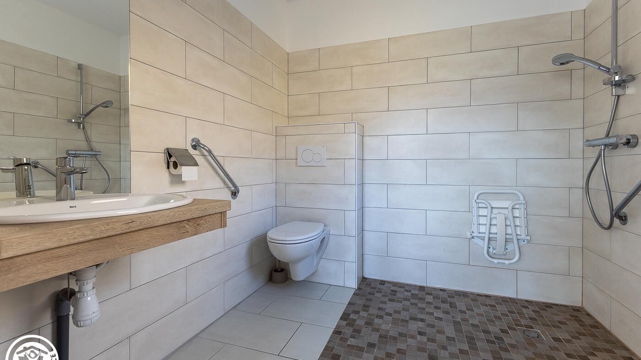 Photo of Bathroom in Murat-le-Quaire