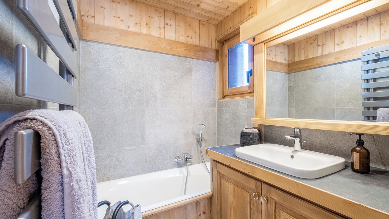 Photo of Bathroom in Demi-Quartier