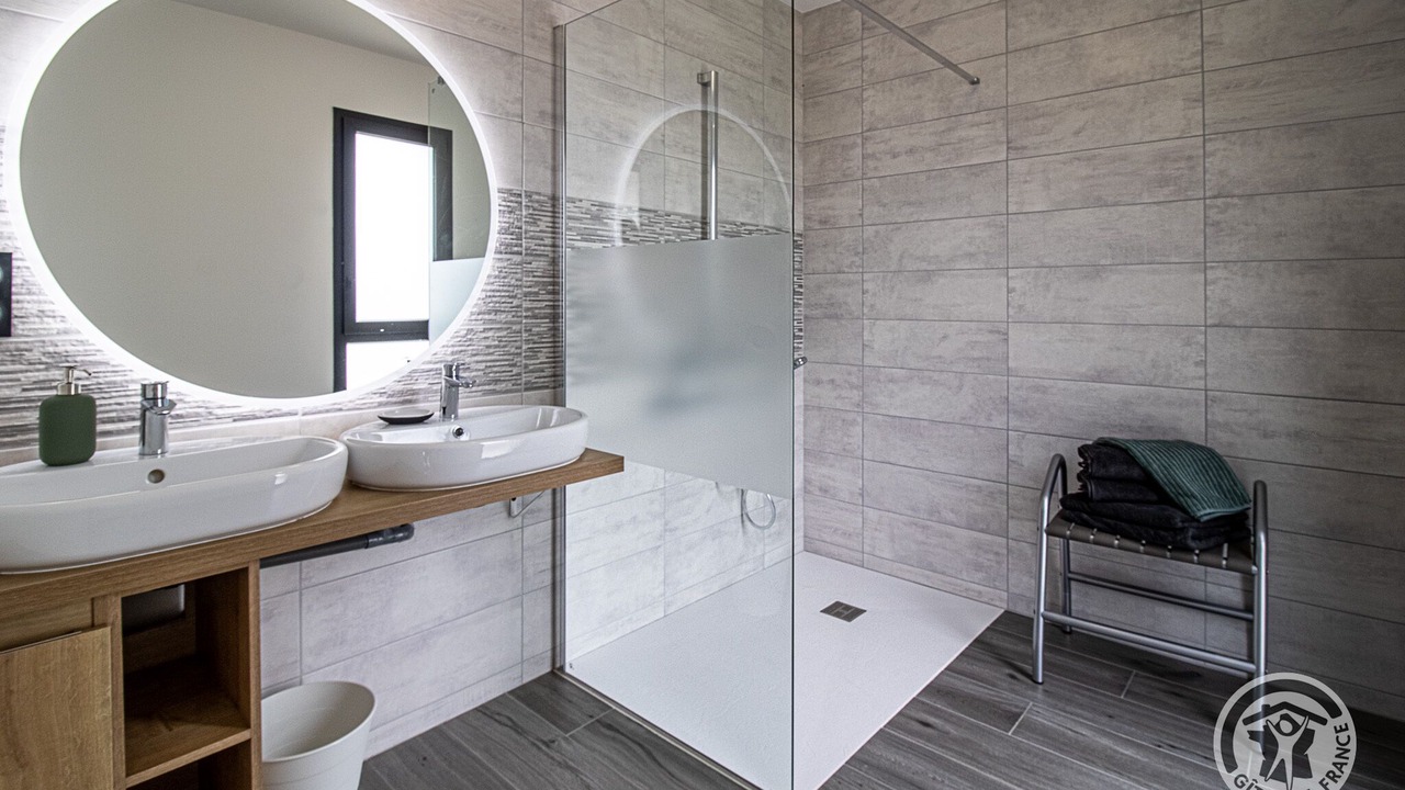 Photo of Bathroom in Campan