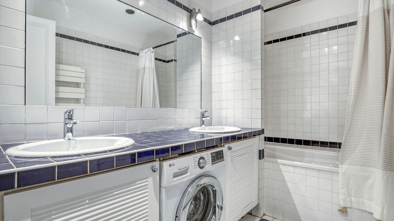 Photo of Bathroom in Quartier de l'Ecole-Militaire