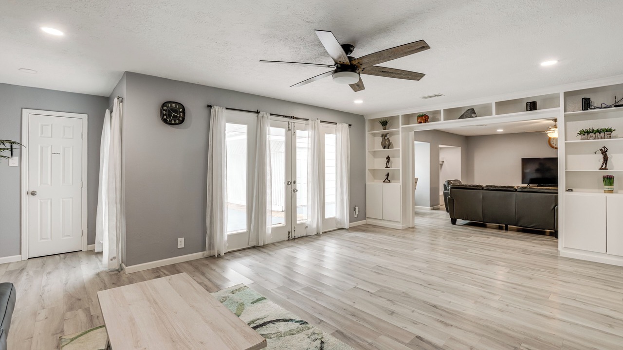 Photo of Livingroom in Woodlake - Briar Meadow