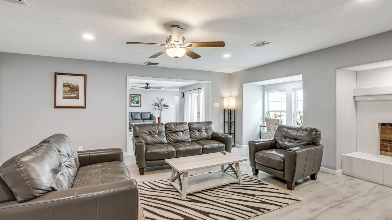 Photo of Livingroom in Woodlake - Briar Meadow