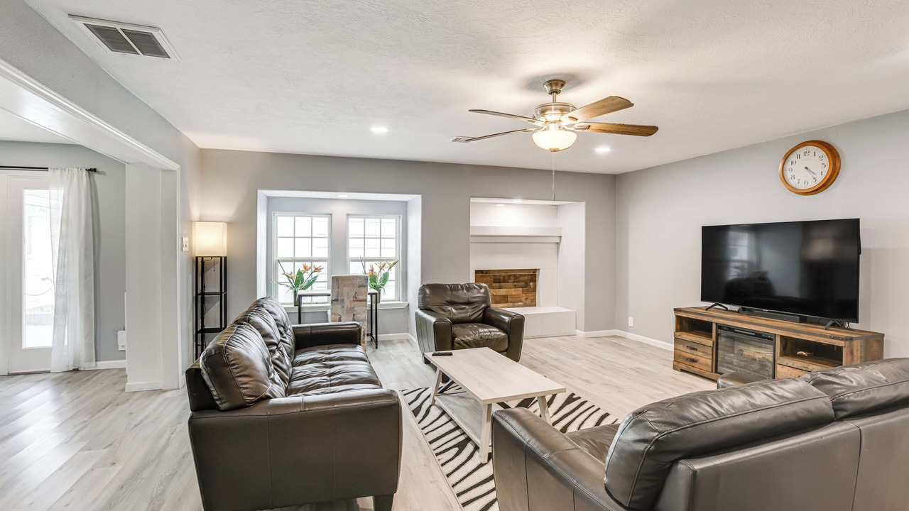 Photo of Livingroom in Woodlake - Briar Meadow