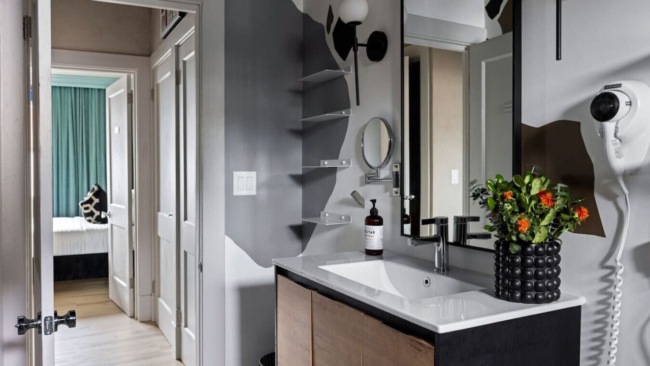 Photo of Bathroom in Lower Lawrenceville