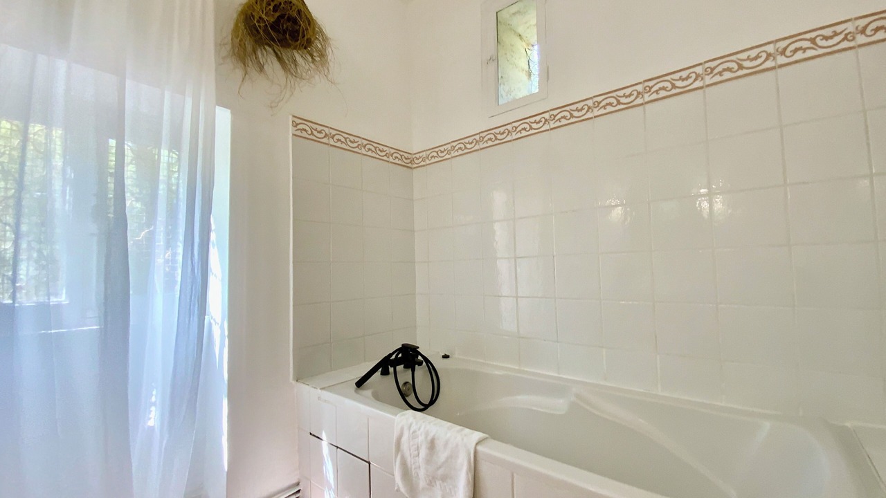 Photo of Bathroom in Les Beaux-Arts